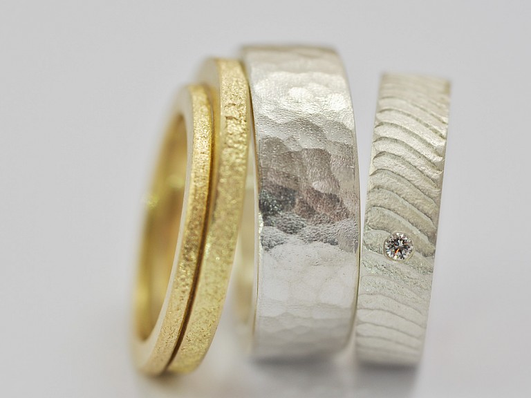 Ringe geschmiedet, in Sepia und Sand gegossen, Silber 925, Gold 750